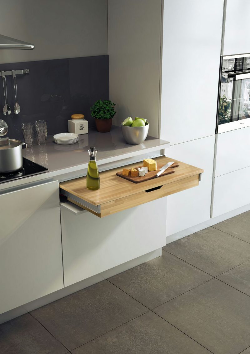 Pull-out cutting board in wood