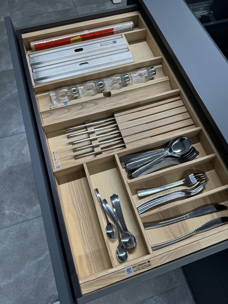 Cutlery tray organizer