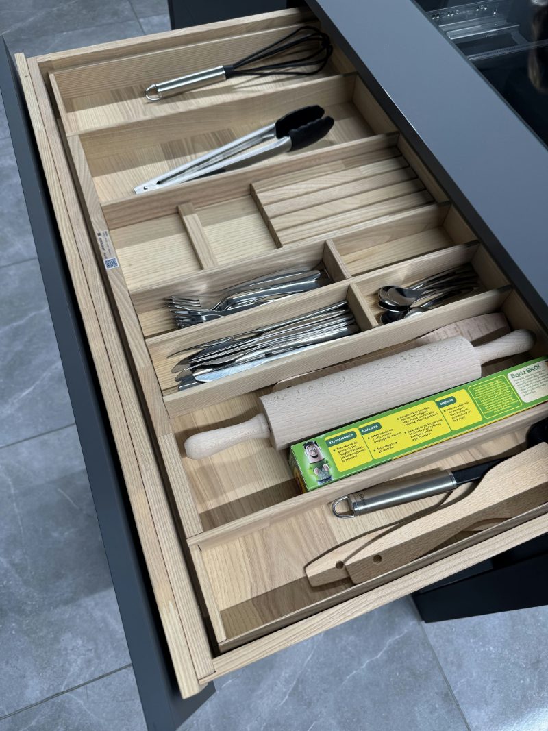 Cutlery tray organizer