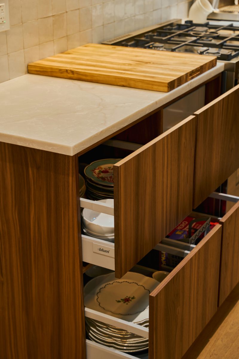 Handleless cabinet with push-to-open mechanism
