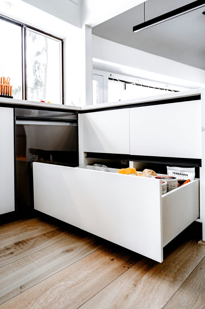 Base cabinet drawer