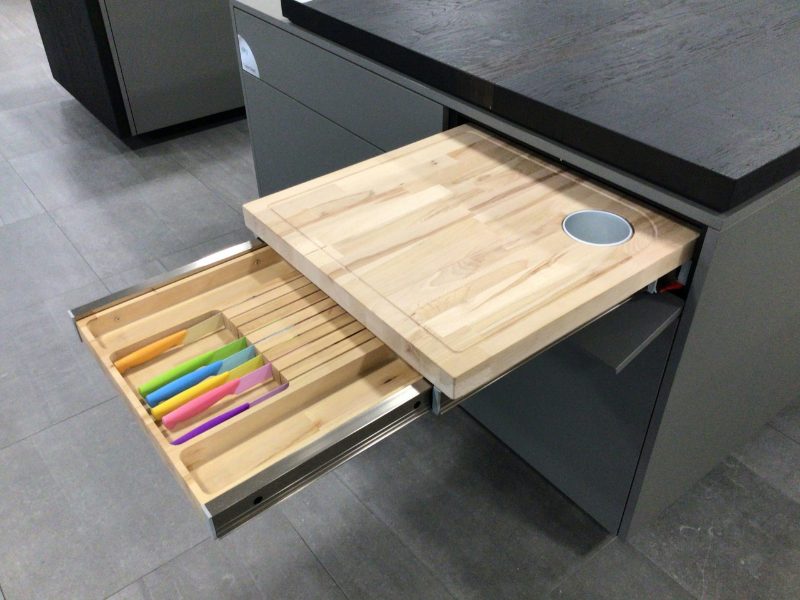 Pull-out cutting board