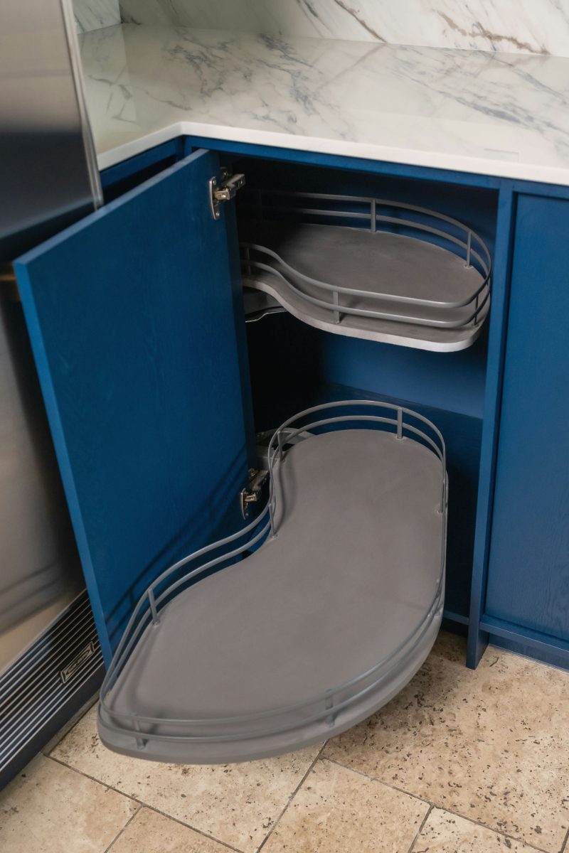 Corner cabinet pull-out