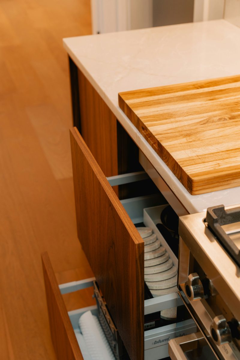 Handleless cabinet with push-to-open mechanism