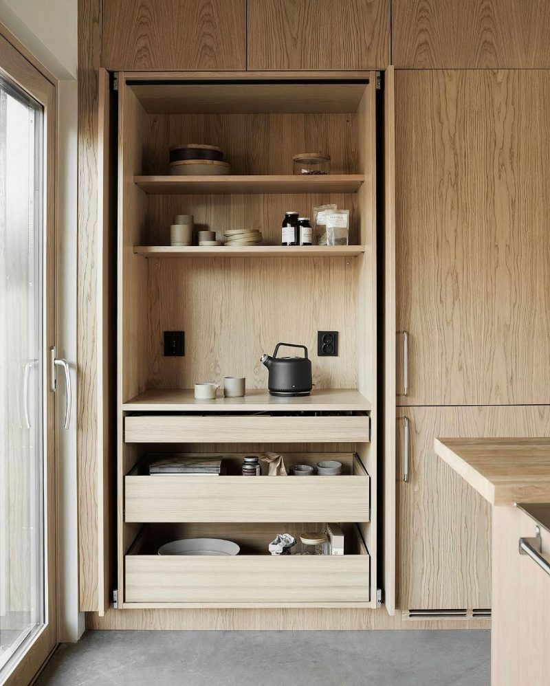 Appliance garage with pocket doors