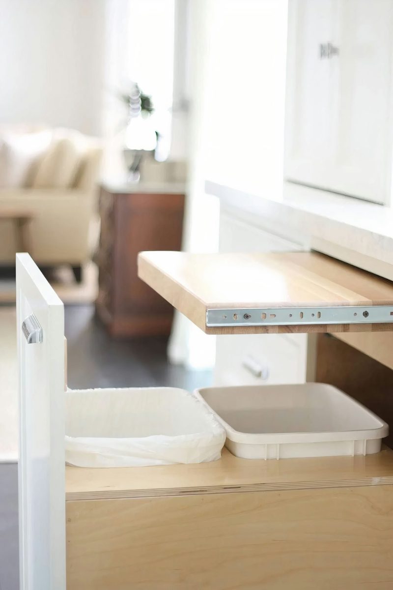 Pull-out cutting board