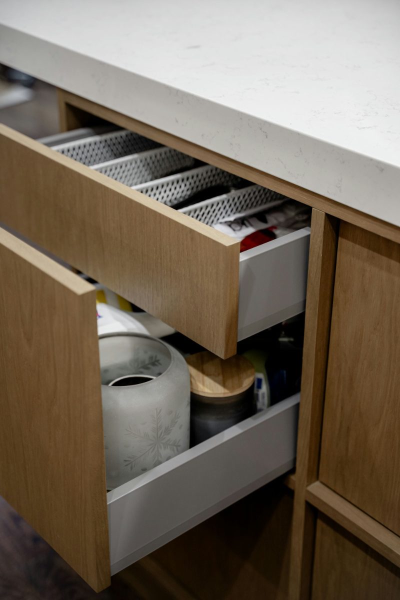 Handleless cabinet with push-to-open mechanism
