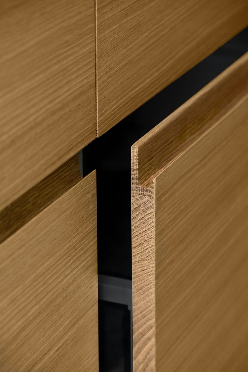 J-pull handle