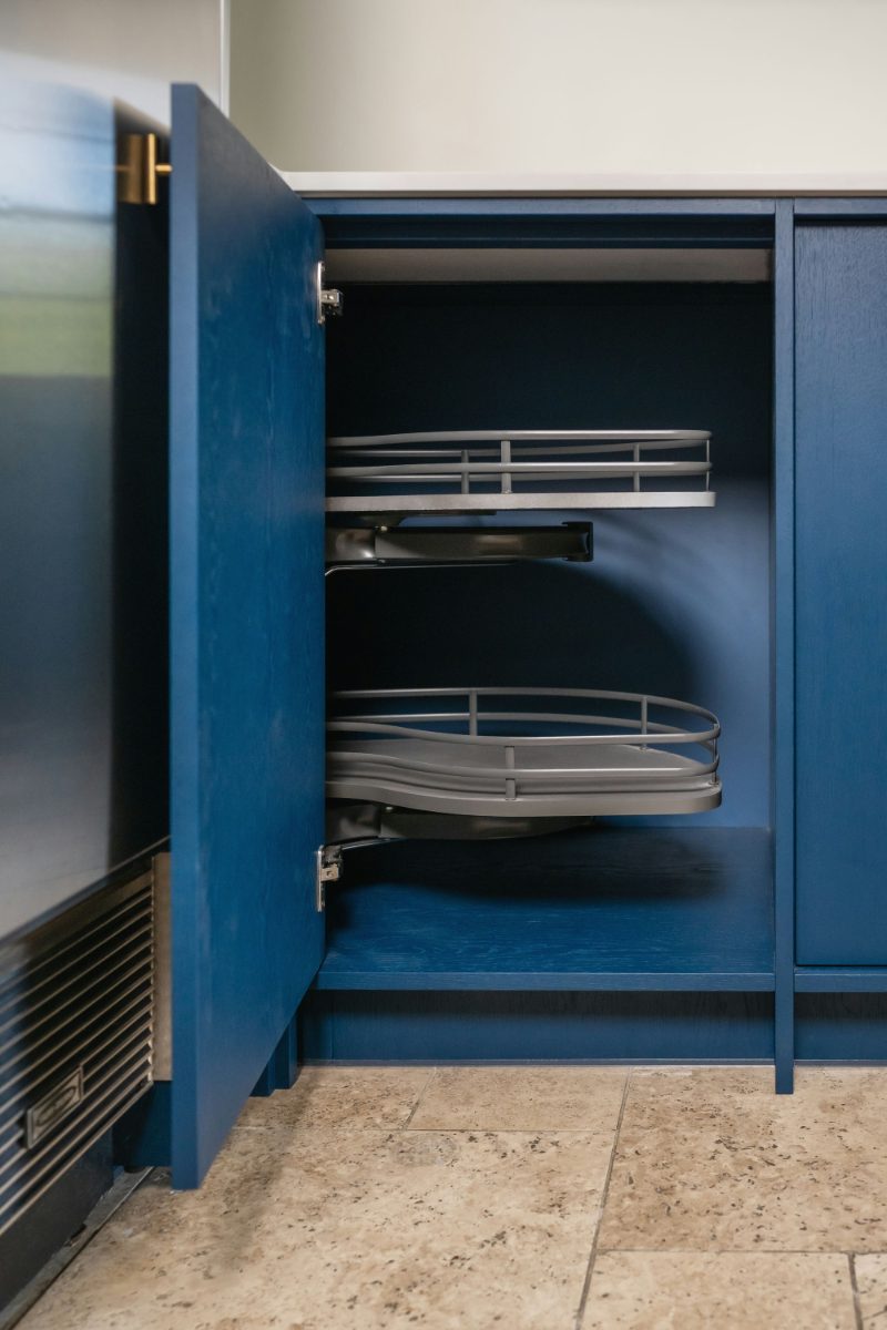 Corner cabinet pull-out
