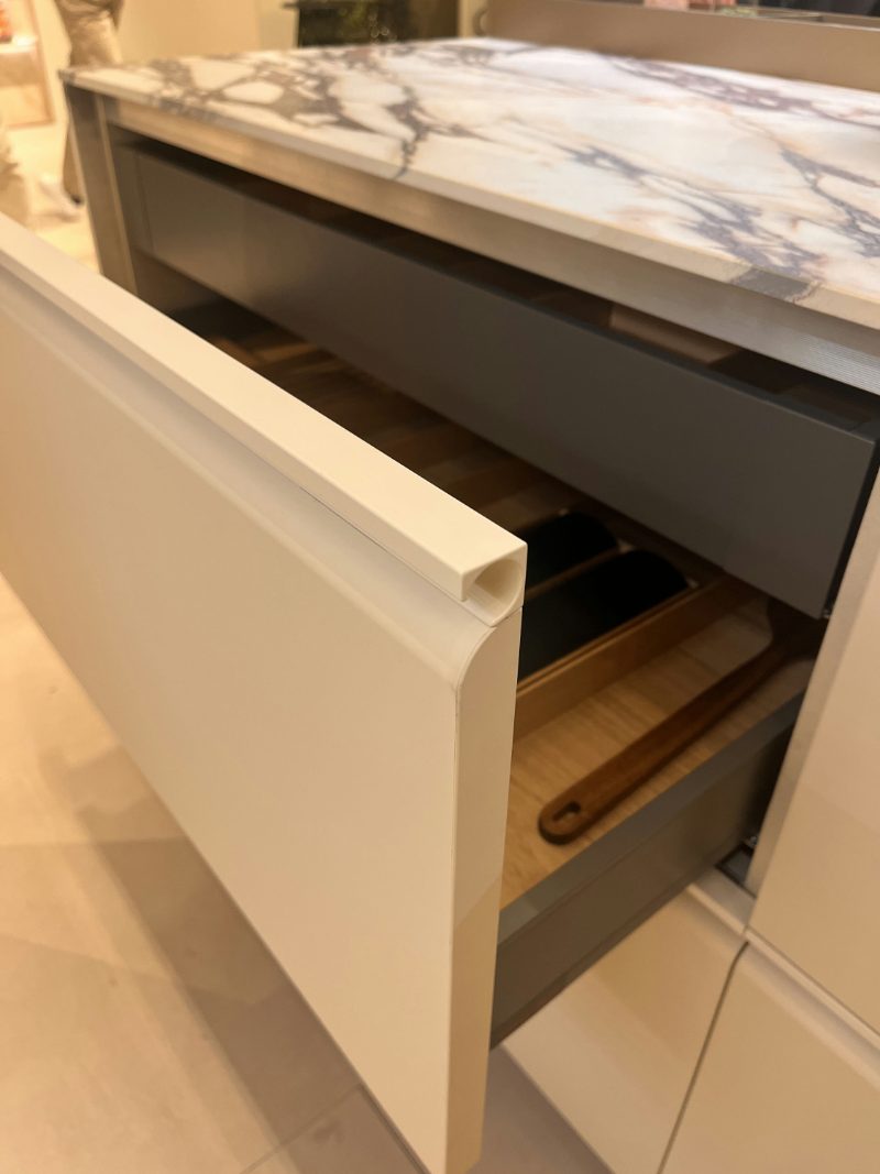 Finger pull cabinet