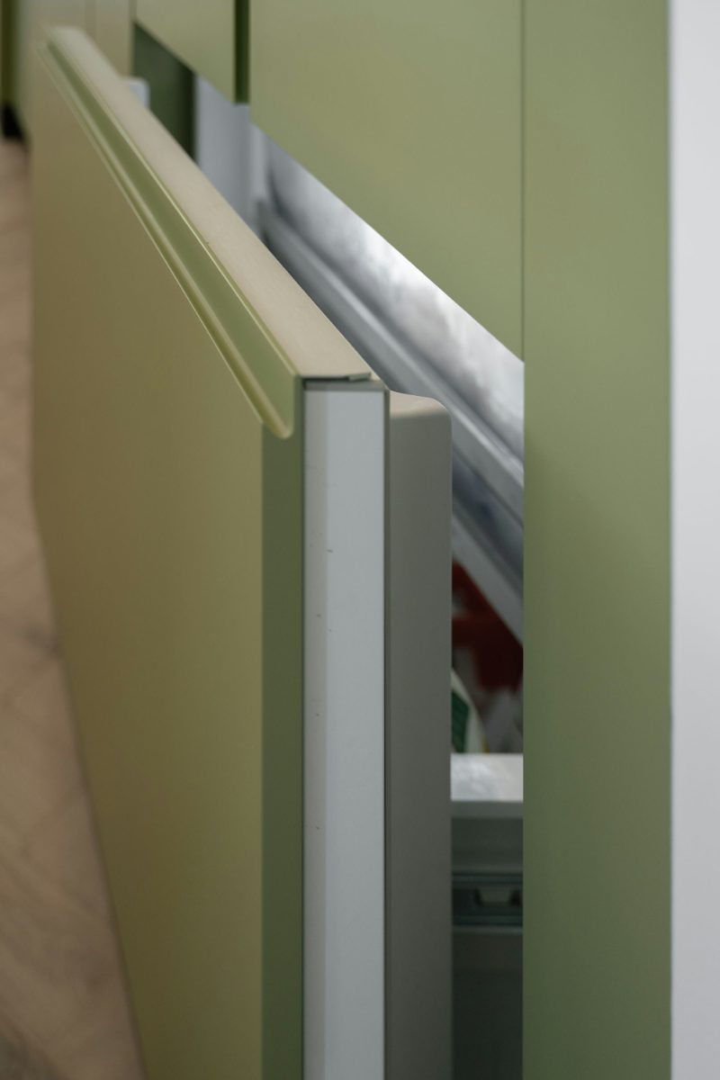 J-pull handle