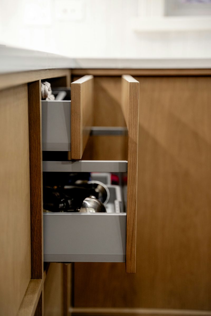 Handleless cabinet with push-to-open mechanism