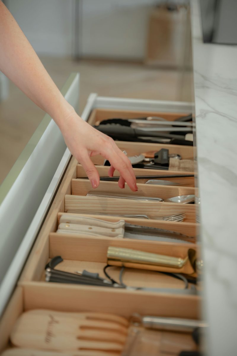 Wooden cutlery organizer