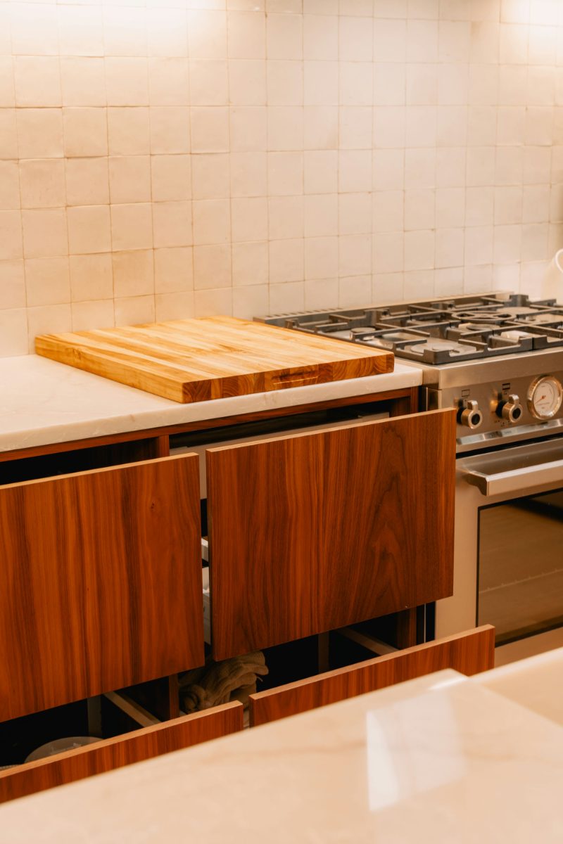 Handleless cabinet with push-to-open mechanism