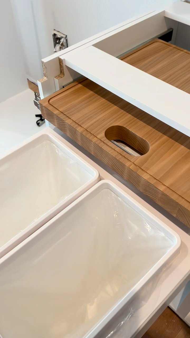 Pull-out cutting board