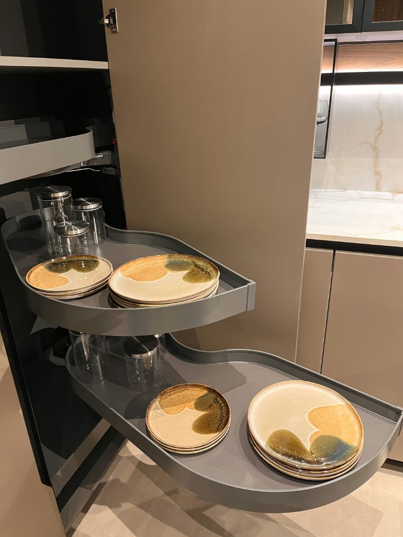 Corner cabinet pull-out