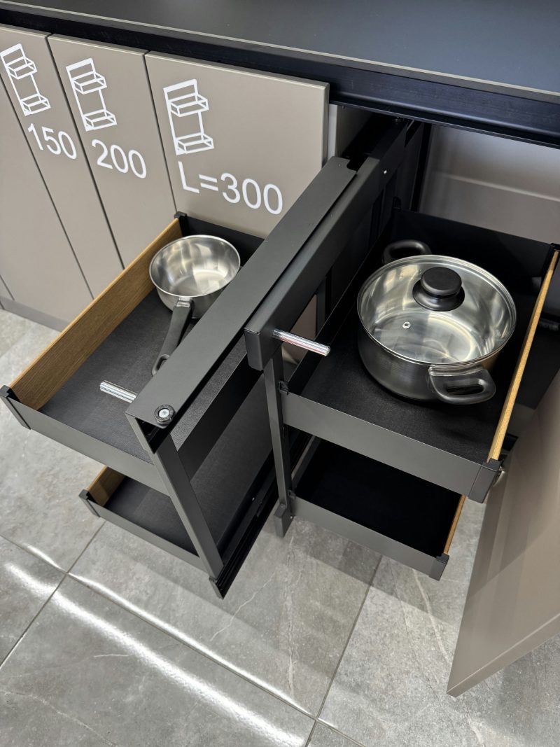 Corner pull-out
