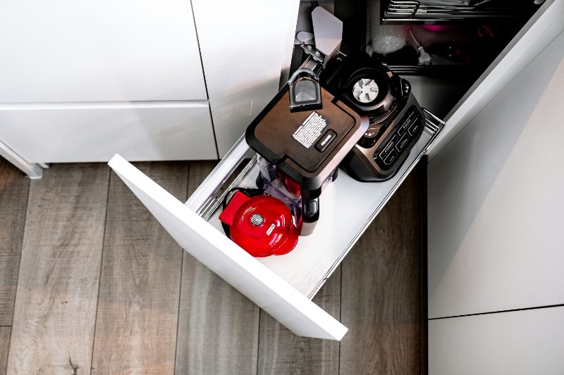 Corner pull-out drawer