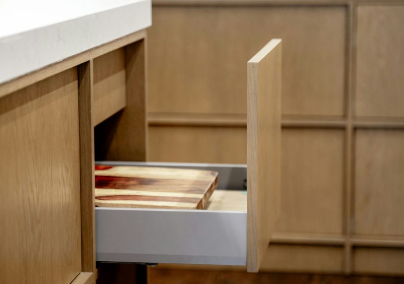 Handleless cabinet drawer
