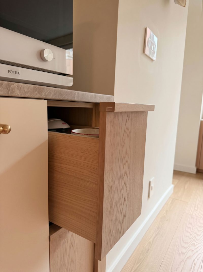 Finger pull cabinet