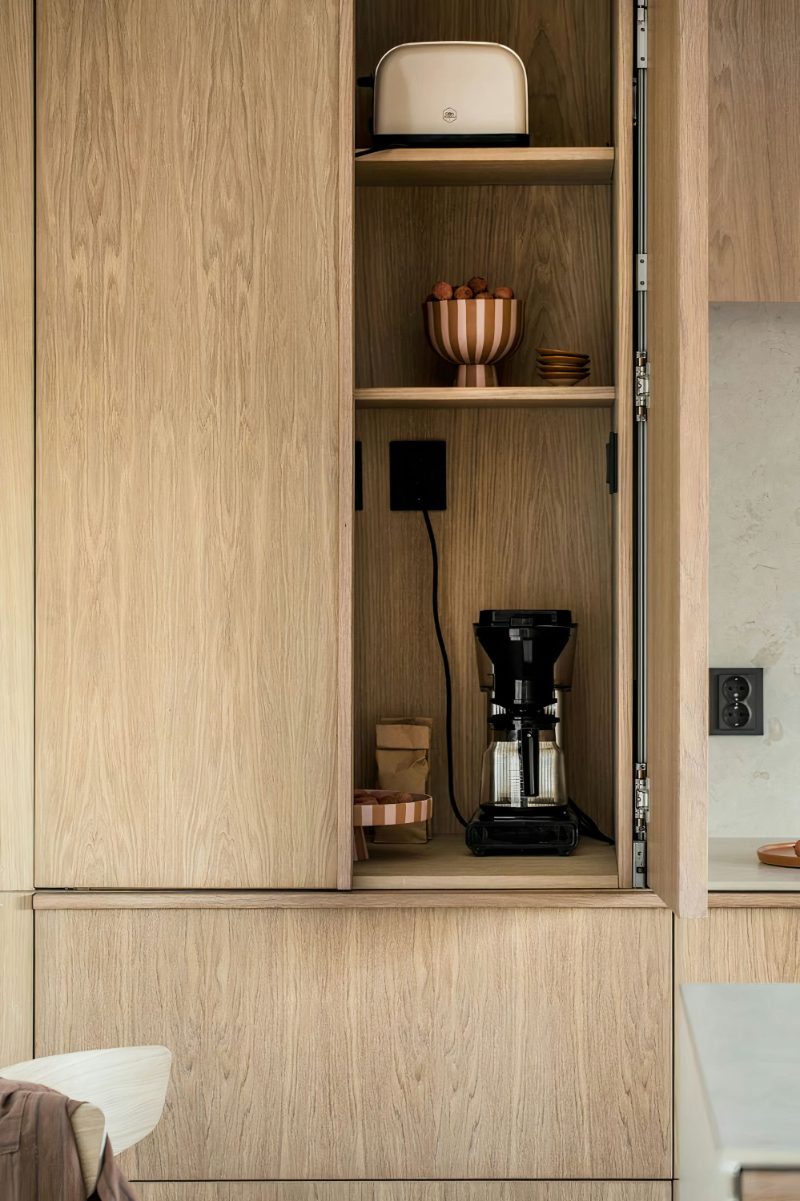 Appliance garage with pocket doors